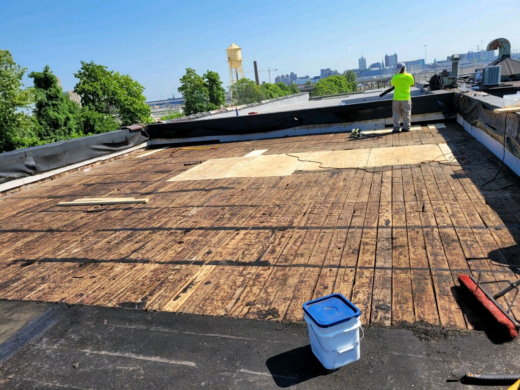 saint louis roofer on roof
